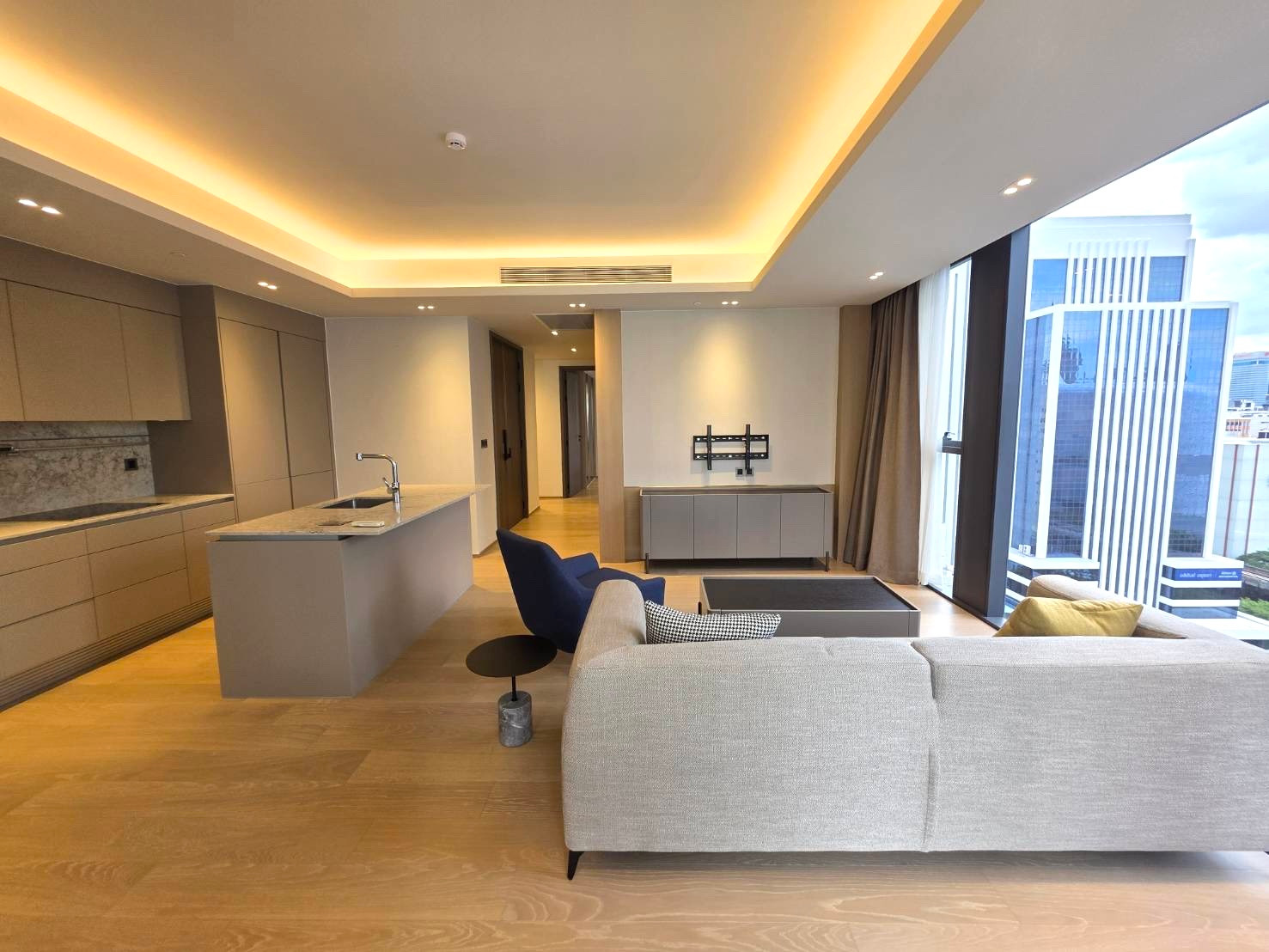 Tonson One Residence: 2bed 2.5bath 118.44sqm 170,000/mth. Am: 0656199198