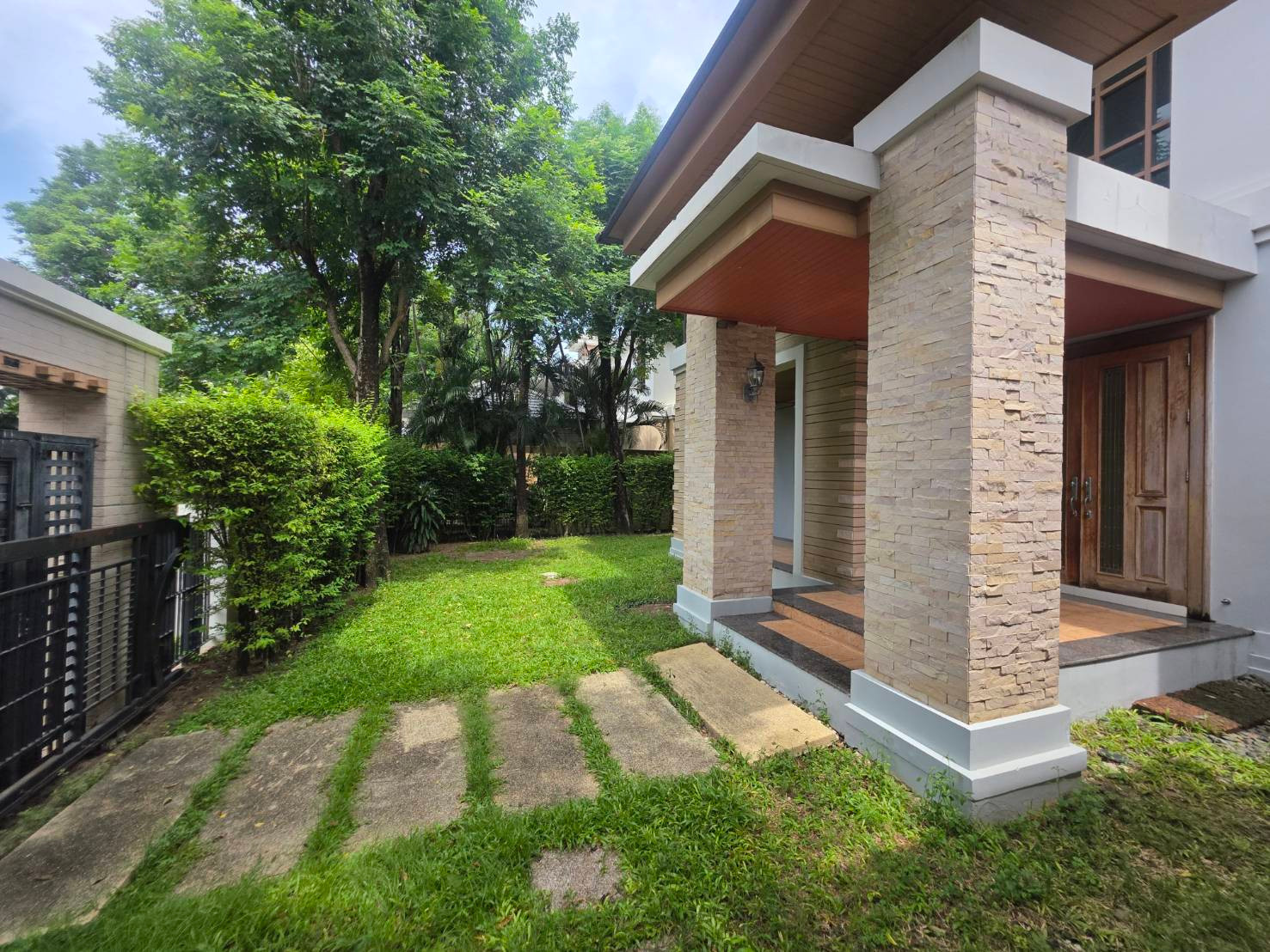 Narasiri Pattanakarn-Srinakarin:  110sqwah  350sqm. 4bed 4bath Sell 37,000,000 Rent 85,000/mth. Am: 0656199198