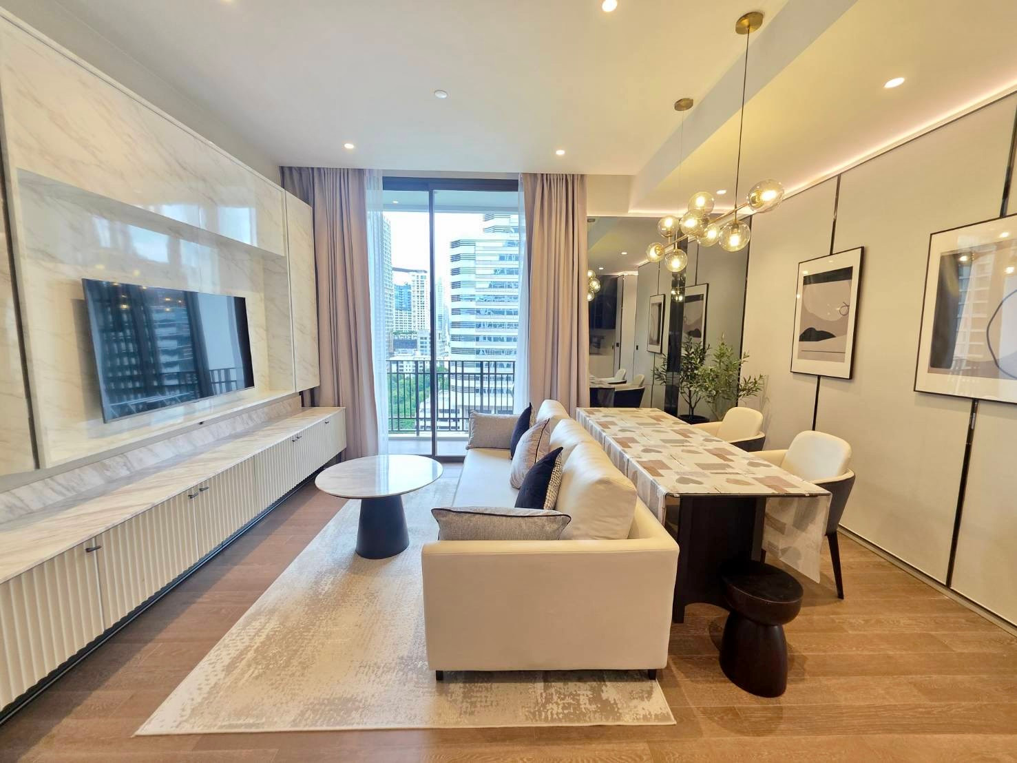 Muniq Langsuan: 86.01 sqm. 2bed 2.5bath  mid floor 130,000/mth no construction side Am: 0656199198