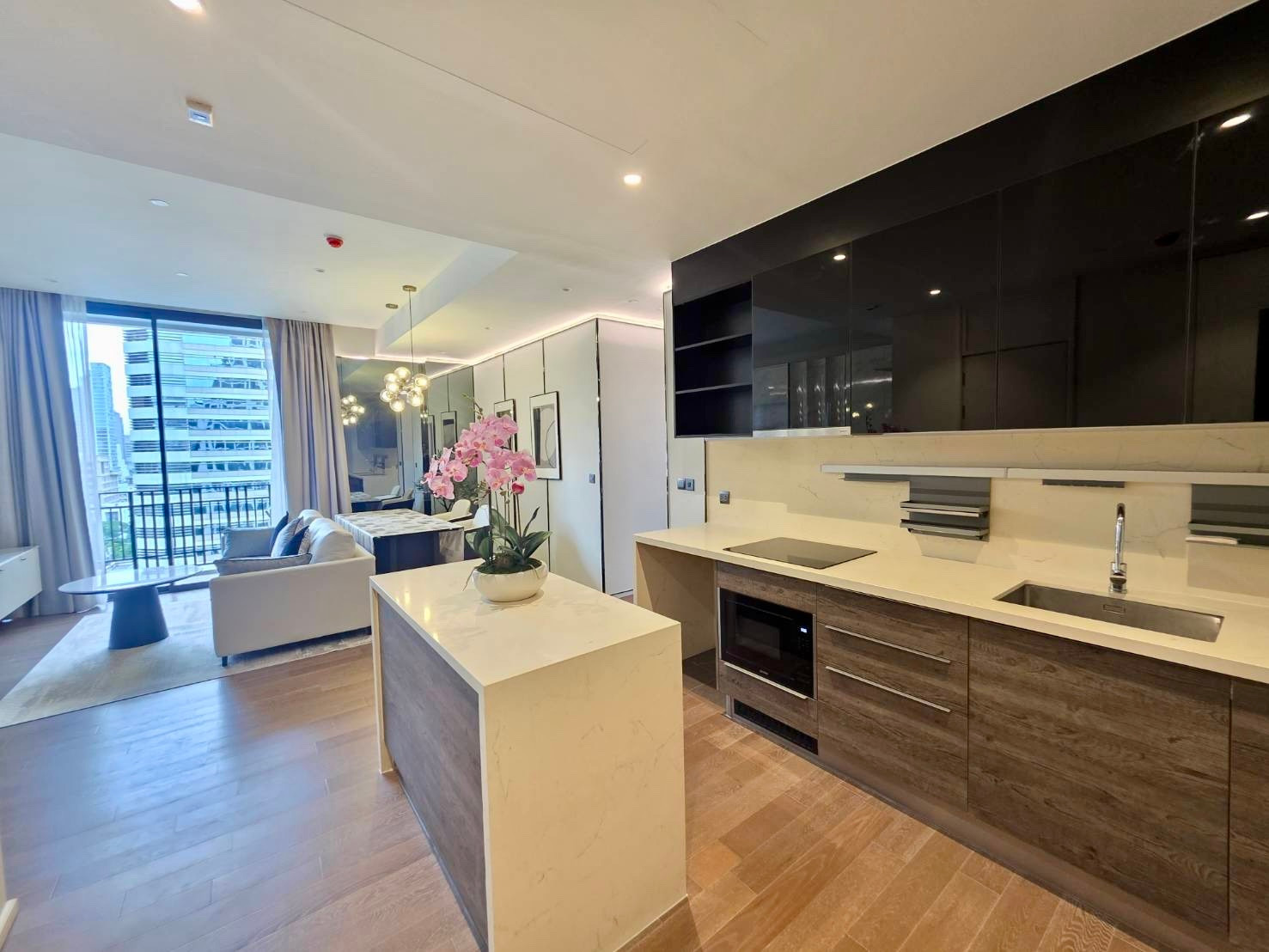 Muniq Langsuan: 86.01 sqm. 2bed 2.5bath  mid floor 130,000/mth no construction side Am: 0656199198