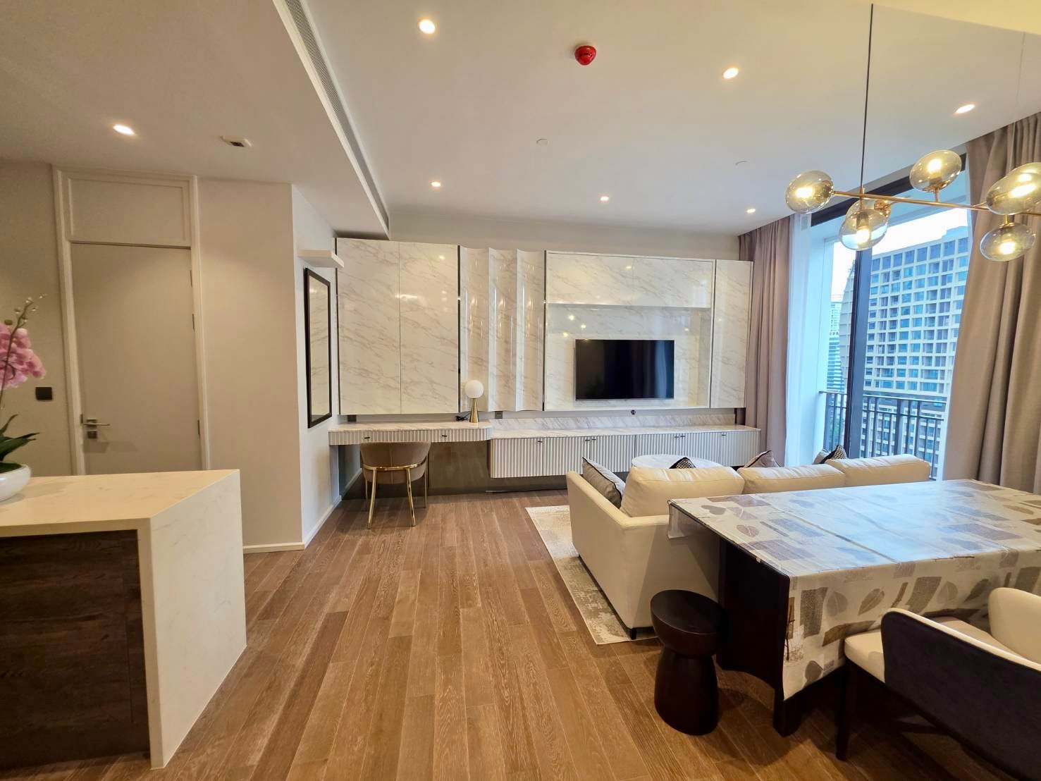 Muniq Langsuan: 86.01 sqm. 2bed 2.5bath  mid floor 130,000/mth no construction side Am: 0656199198