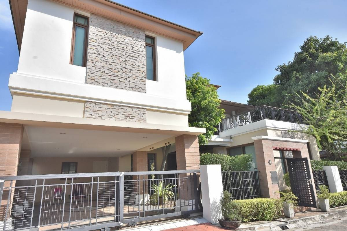 Narasiri Pattanakarn-Srinakarin:  109.90sqwah 550sqm. 3bed 4bath 110,000/mth. Am: 0656199198