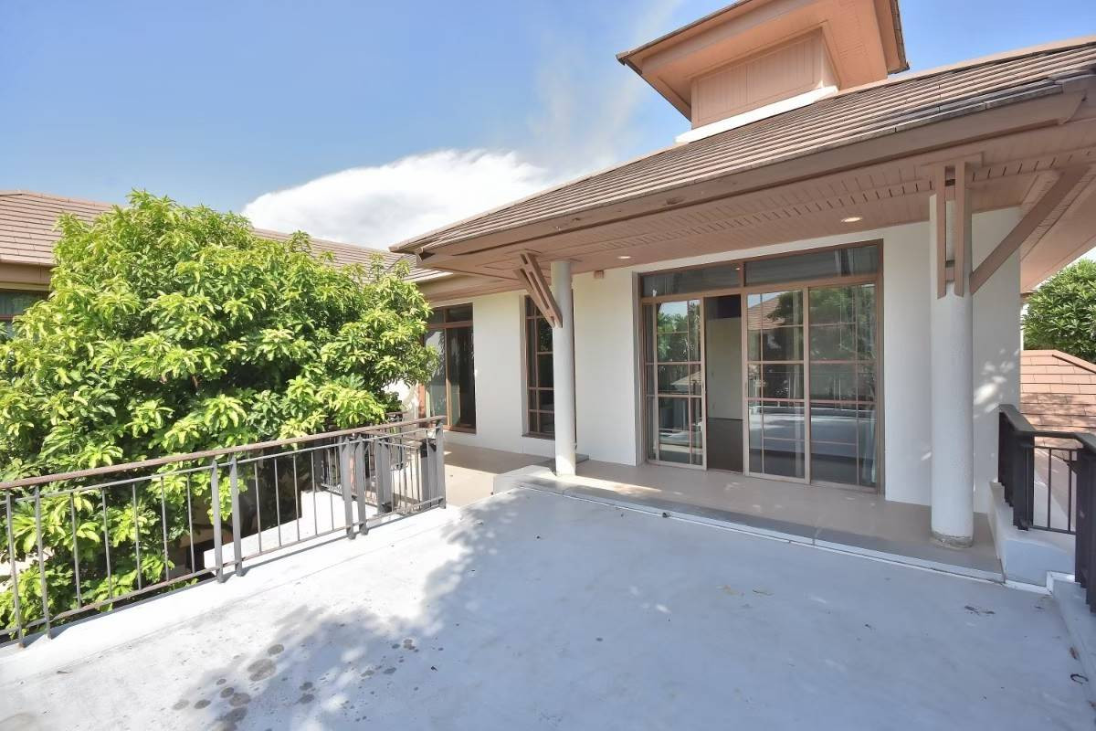 Narasiri Pattanakarn-Srinakarin:  109.90sqwah 550sqm. 3bed 4bath 110,000/mth. Am: 0656199198