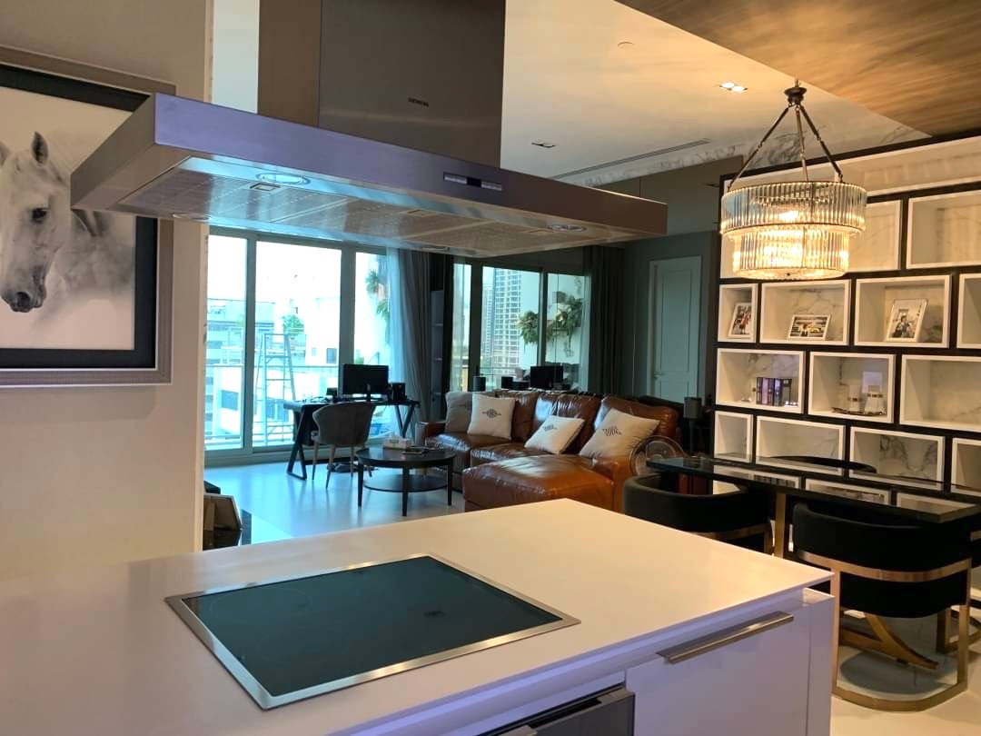 185 Rajadamri: 2bed 2bath 102sqm Sell: 31,000,000  Rent: 100,000/mth Am: 0656199198