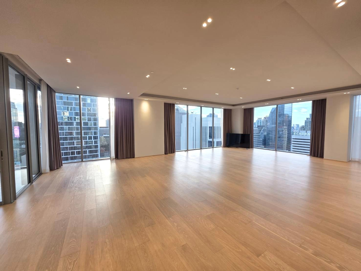 Tonson One Residence Penthouse: 3bed 3bath + maid 254.12sqm Sell: 149,000,000 Rent: 380,000/mth Am: 0656199198