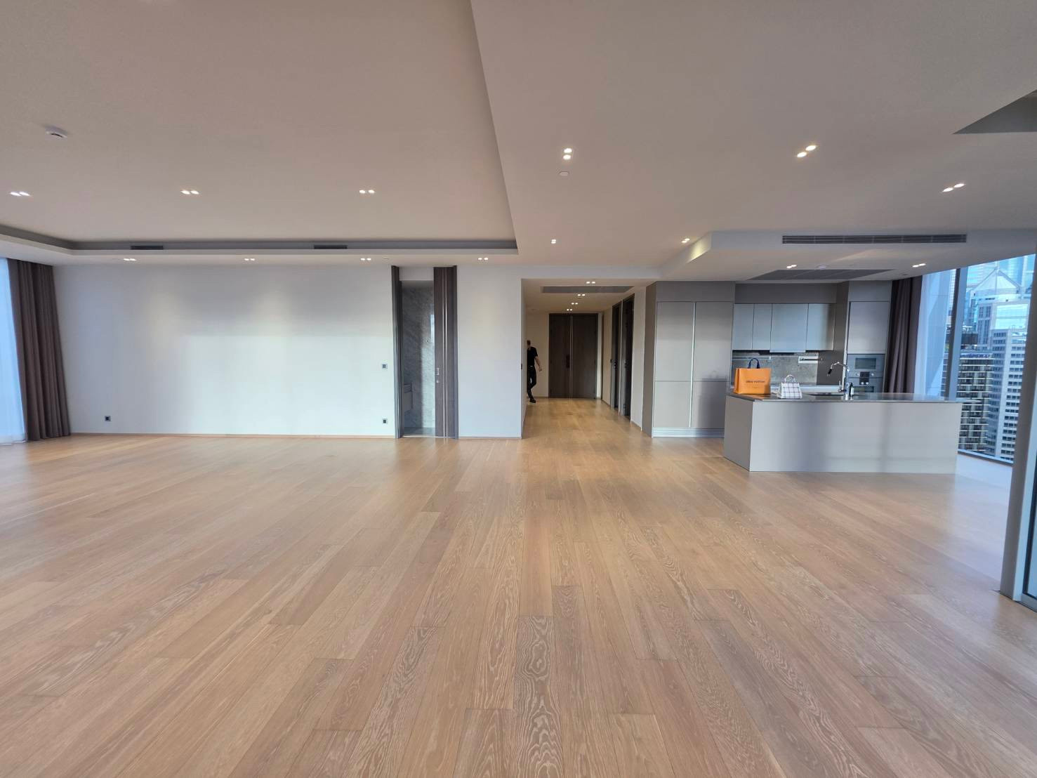 Tonson One Residence Penthouse: 3bed 3bath + maid 254.12sqm Sell: 149,000,000 Rent: 380,000/mth Am: 0656199198