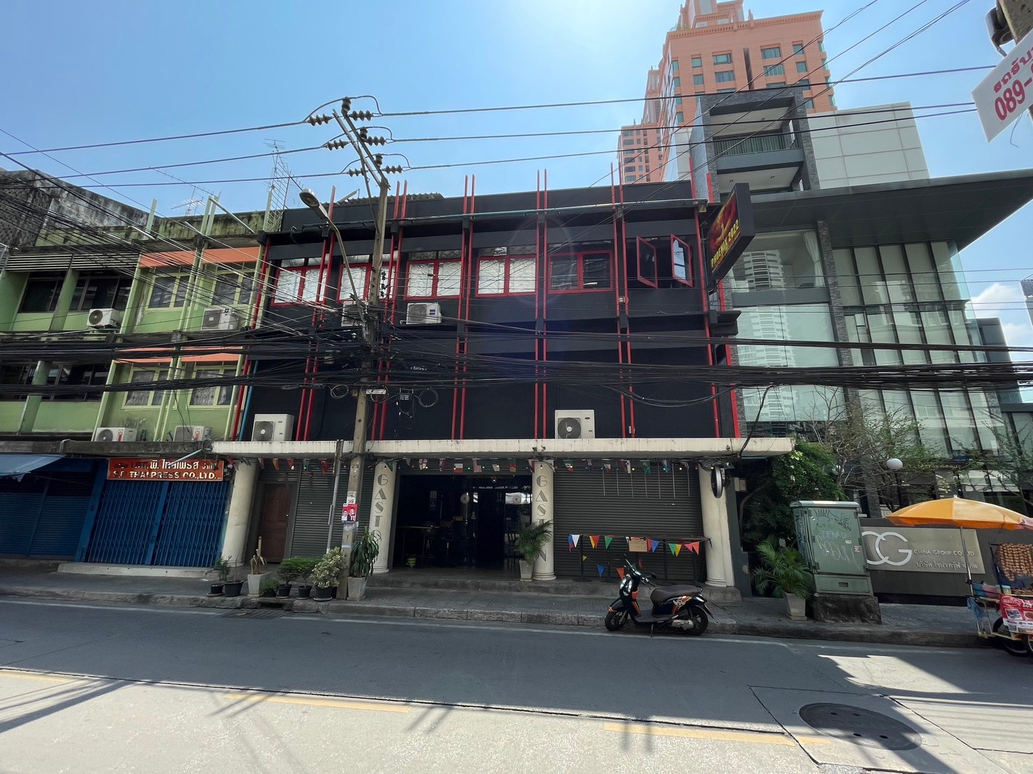 Shophouse Sukhumvit 22: 3 shops opposite Park 24 condominium 792sqm. Rent: 200,000/mth Am: 0656199198