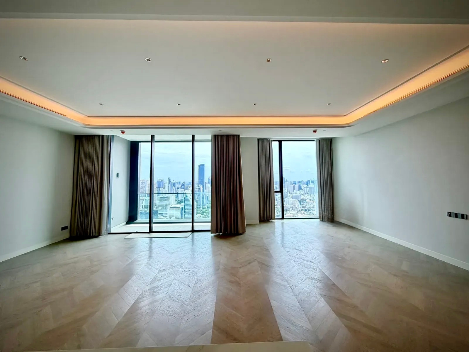 One89 Wireless: 3bed 3.5bath + maid quarter 218.50sqm. 108,000,000 Am: 0656199198