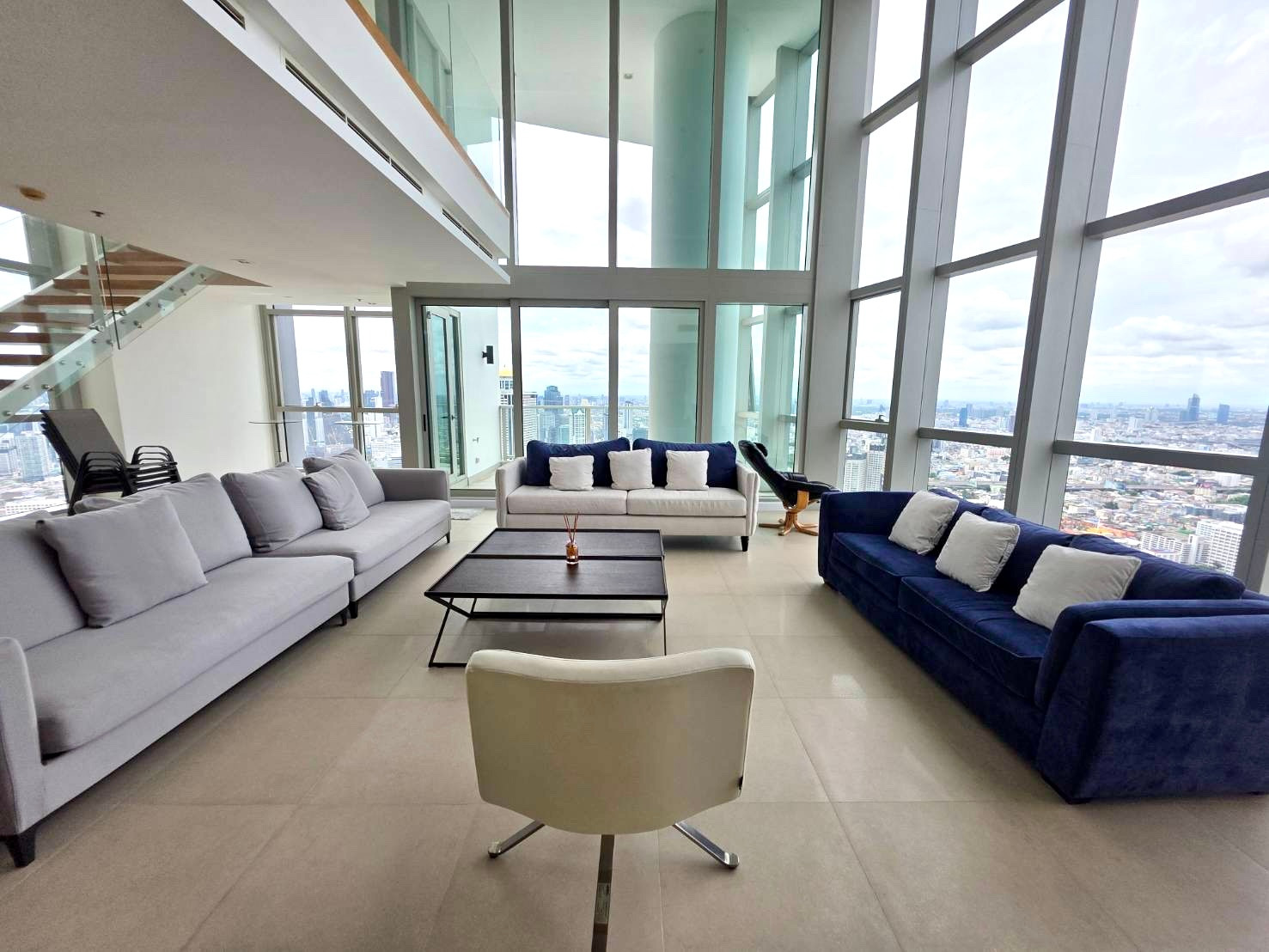 The River Duplex Penthouse for rent/sell: Duplex Penthouse 6X Floor 410sqm. 3bed 3bath Sell: 200,000,000 Rent: 400,000 Am: 0656199198