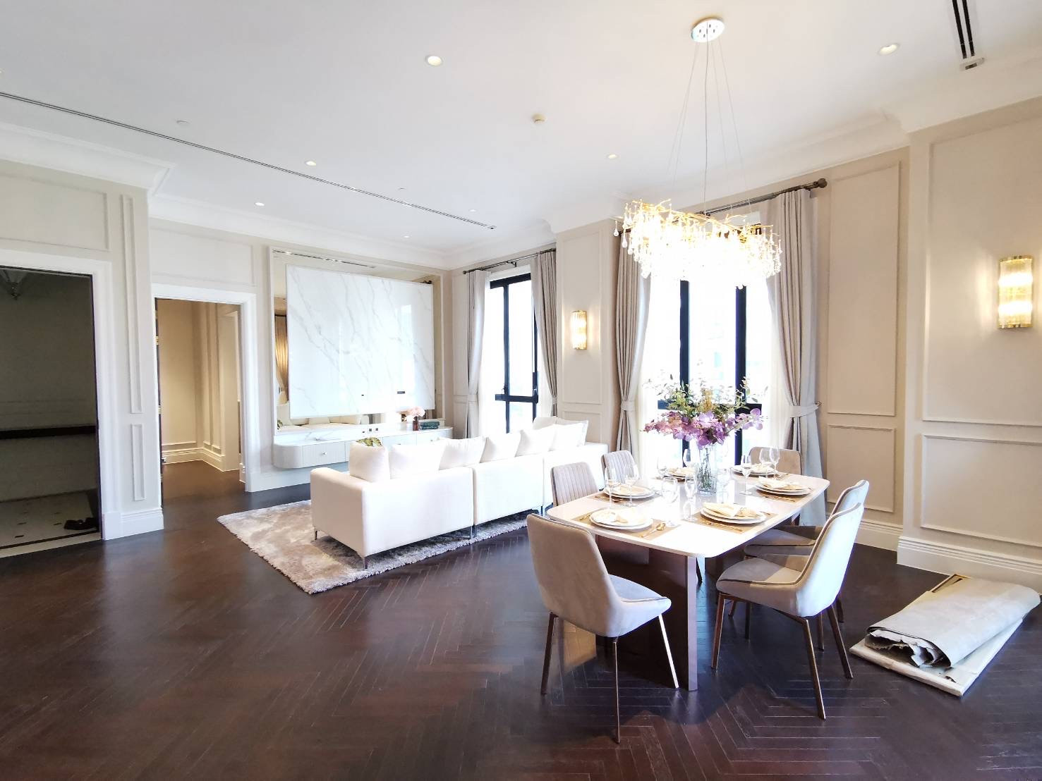 98 Wireless: 132.59sqm 2bed 3bath 280,000/mth front corner Am: 0656199198