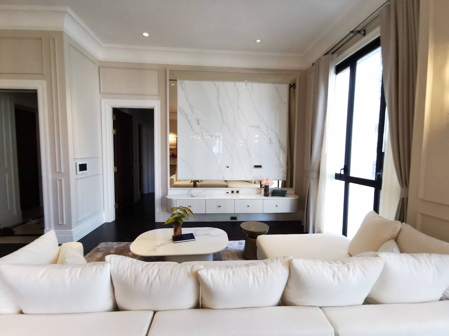 98 Wireless: 132.59sqm 2bed 3bath 280,000/mth front corner Am: 0656199198