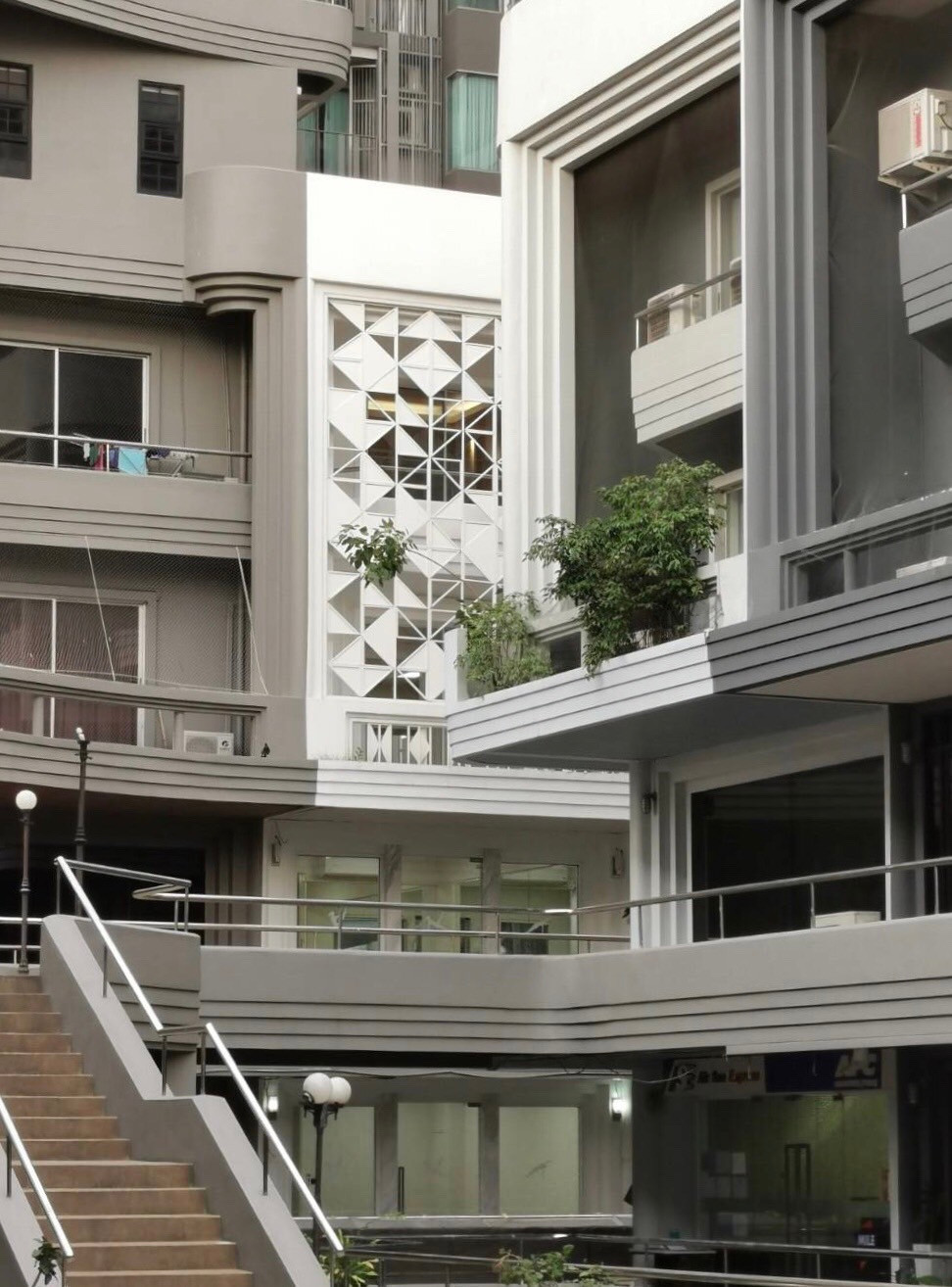 Park Avenue Ekkamai: 20sqwah 280sqnm. 5storey Sell: 25,000,000 Rent: 120,000/mth. Am: 0656199198