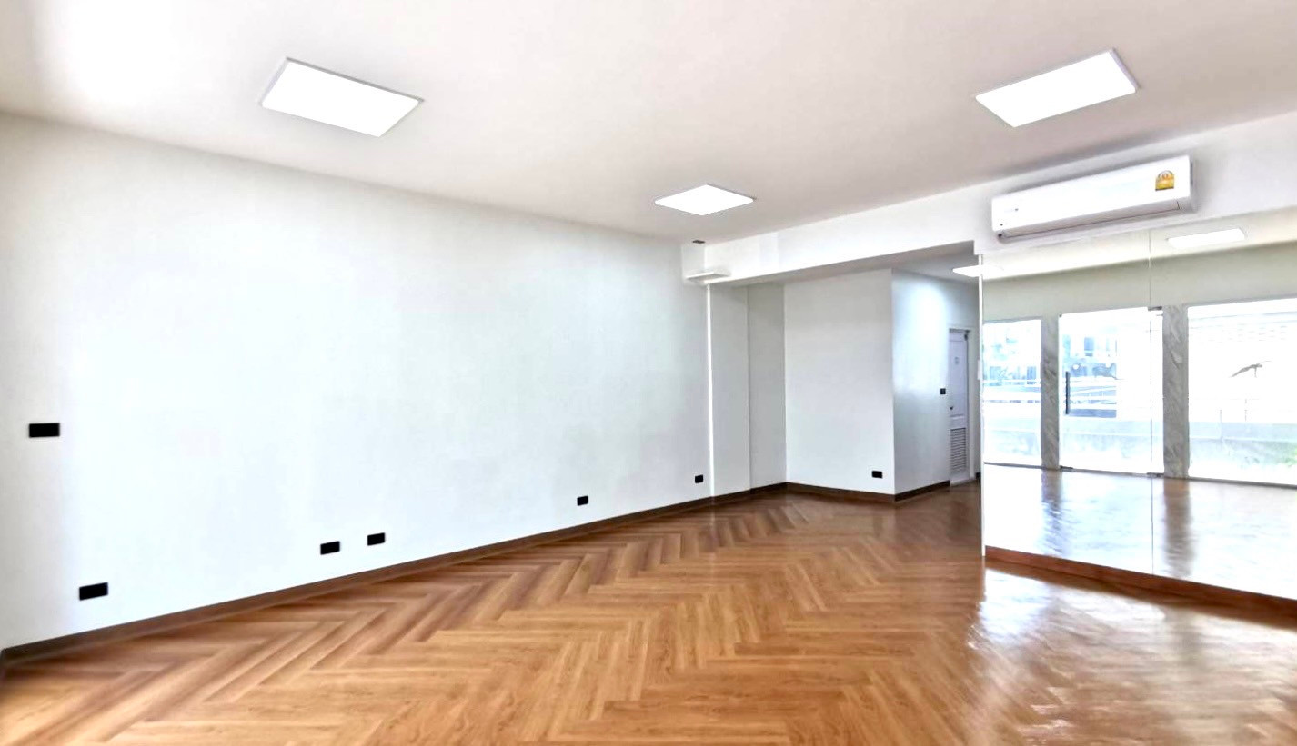 Park Avenue Ekkamai: 20sqwah 280sqnm. 5storey Sell: 25,000,000 Rent: 120,000/mth. Am: 0656199198