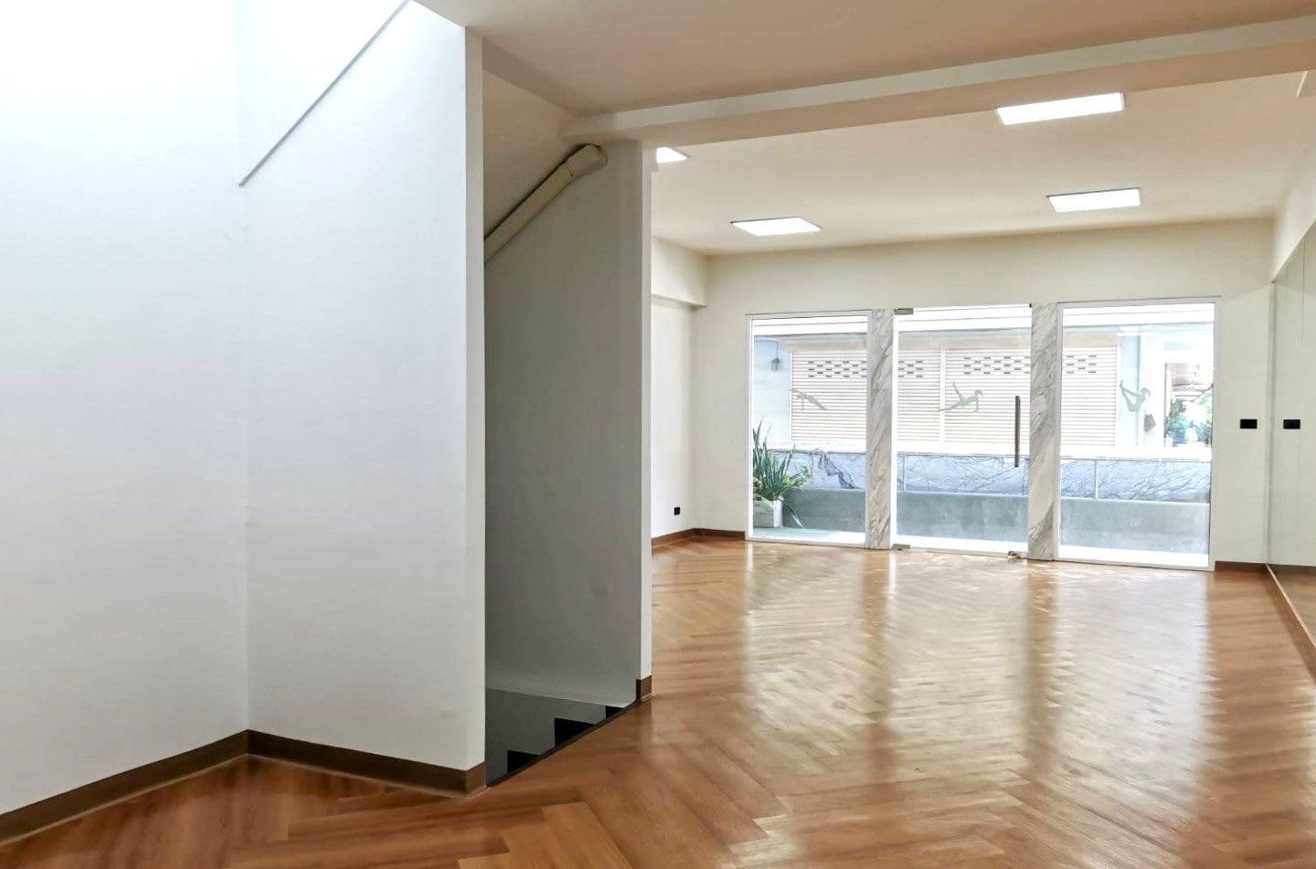 Park Avenue Ekkamai: 20sqwah 280sqnm. 5storey Sell: 25,000,000 Rent: 120,000/mth. Am: 0656199198