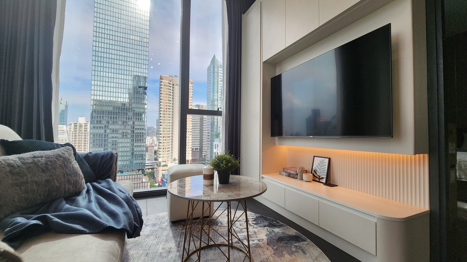 Tait 12: 1bed 1bath 40sqm. High Fl 11,000,000 fully furnished with tenant Am: 0656199198