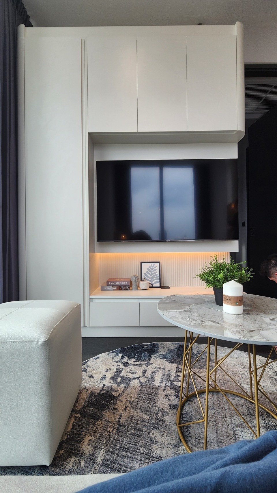 Tait 12: 1bed 1bath 40sqm. High Fl 11,000,000 fully furnished with tenant Am: 0656199198