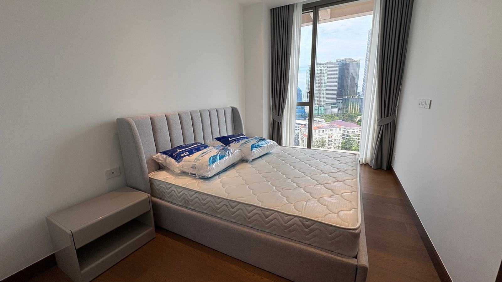 Dusit Parkside:  2bed 2bath 86sqm. 32,500,000 Am: 0656199198