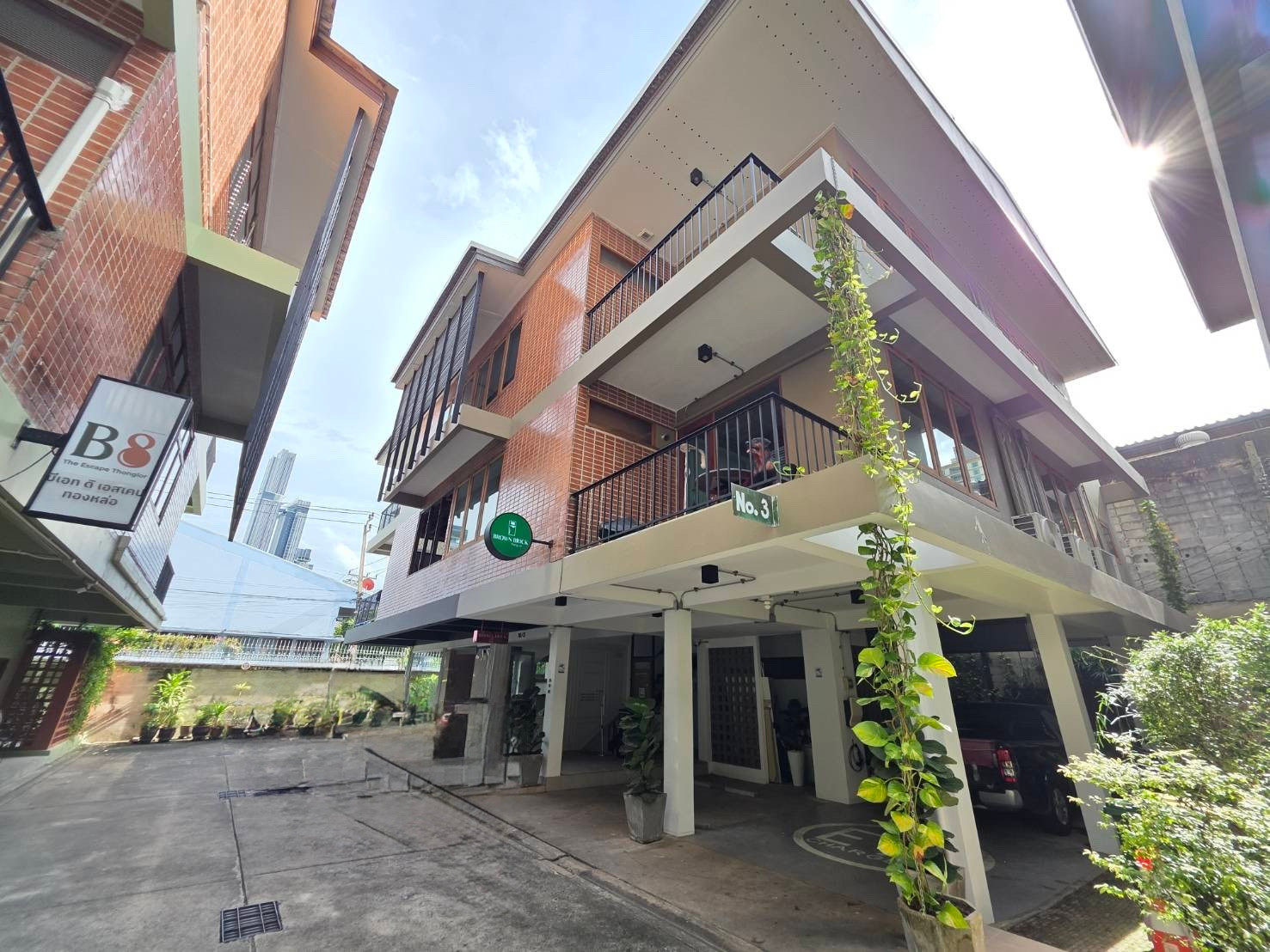Brown Brick Thonglor 20:  77sqwah  600sqm 3 storey Sell: 80,000,000 Rent: 120-150k/mth. Am: 0656199198
