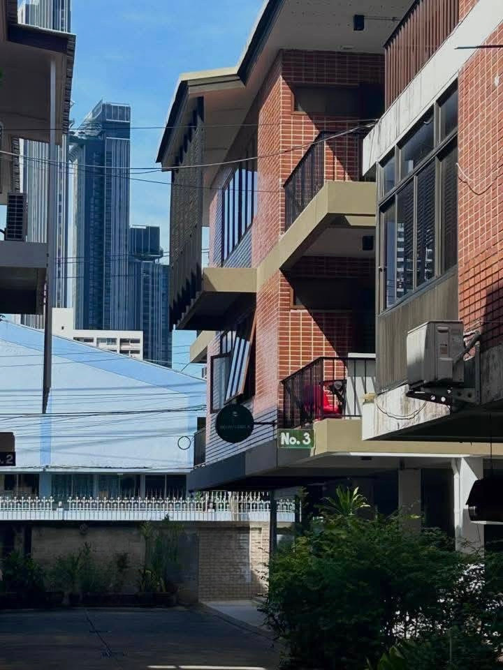 Brown Brick Thonglor 20:  77sqwah  600sqm 3 storey Sell: 80,000,000 Rent: 120-150k/mth. Am: 0656199198