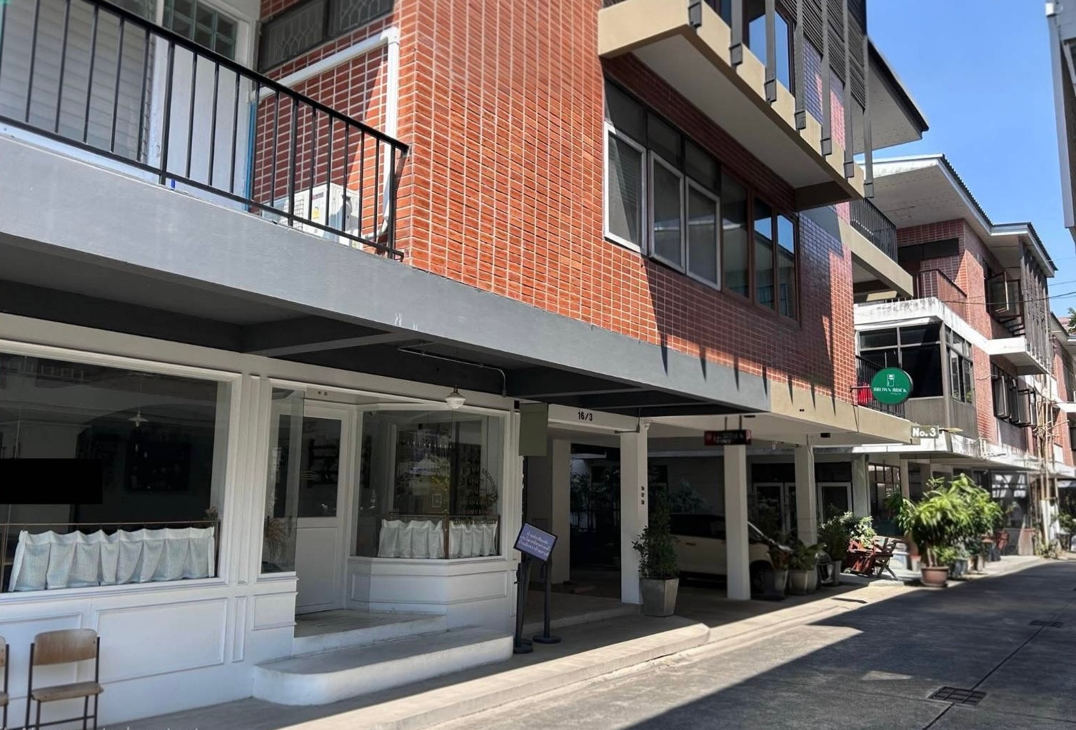 Brown Brick Thonglor 20:  77sqwah  600sqm 3 storey Sell: 80,000,000 Rent: 120-150k/mth. Am: 0656199198
