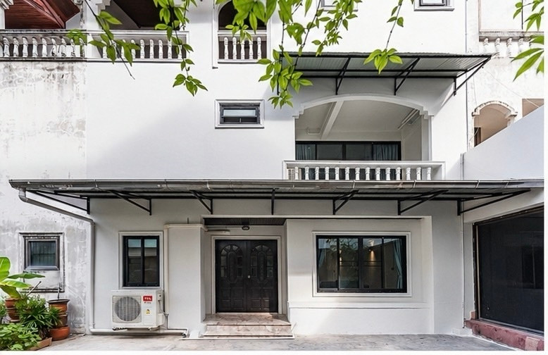 Townhouse for sell Sathorn soi 9: 5 storey Loft Style 5bed 6bath 26 sqwah 450 sqm 17,000,000 Am: 0656199198