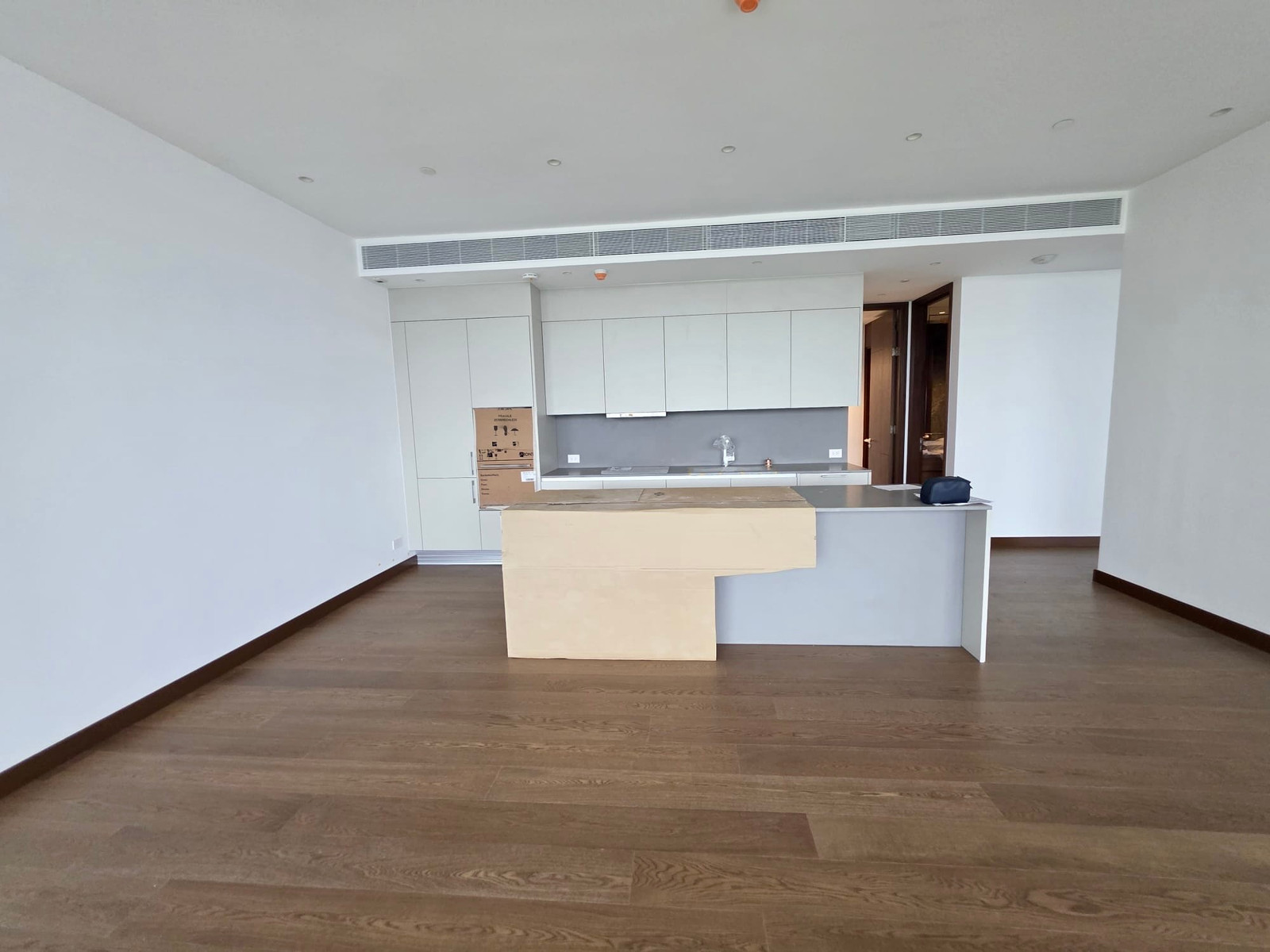 Dusit Parkside Penthouse: 245.29sqm. 3+1bed 3.5bath + maid quarter 95,908,000 (391,000/sqm) Am: 0656199198