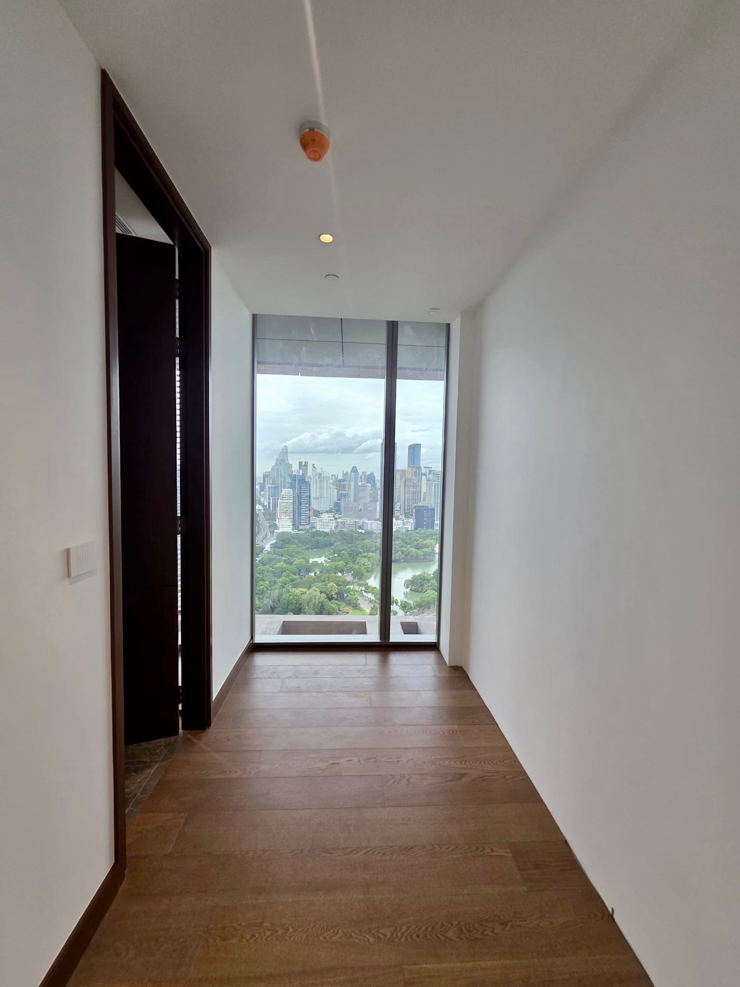 Dusit Parkside Penthouse: 245.29sqm. 3+1bed 3.5bath + maid quarter 95,908,000 (391,000/sqm) Am: 0656199198