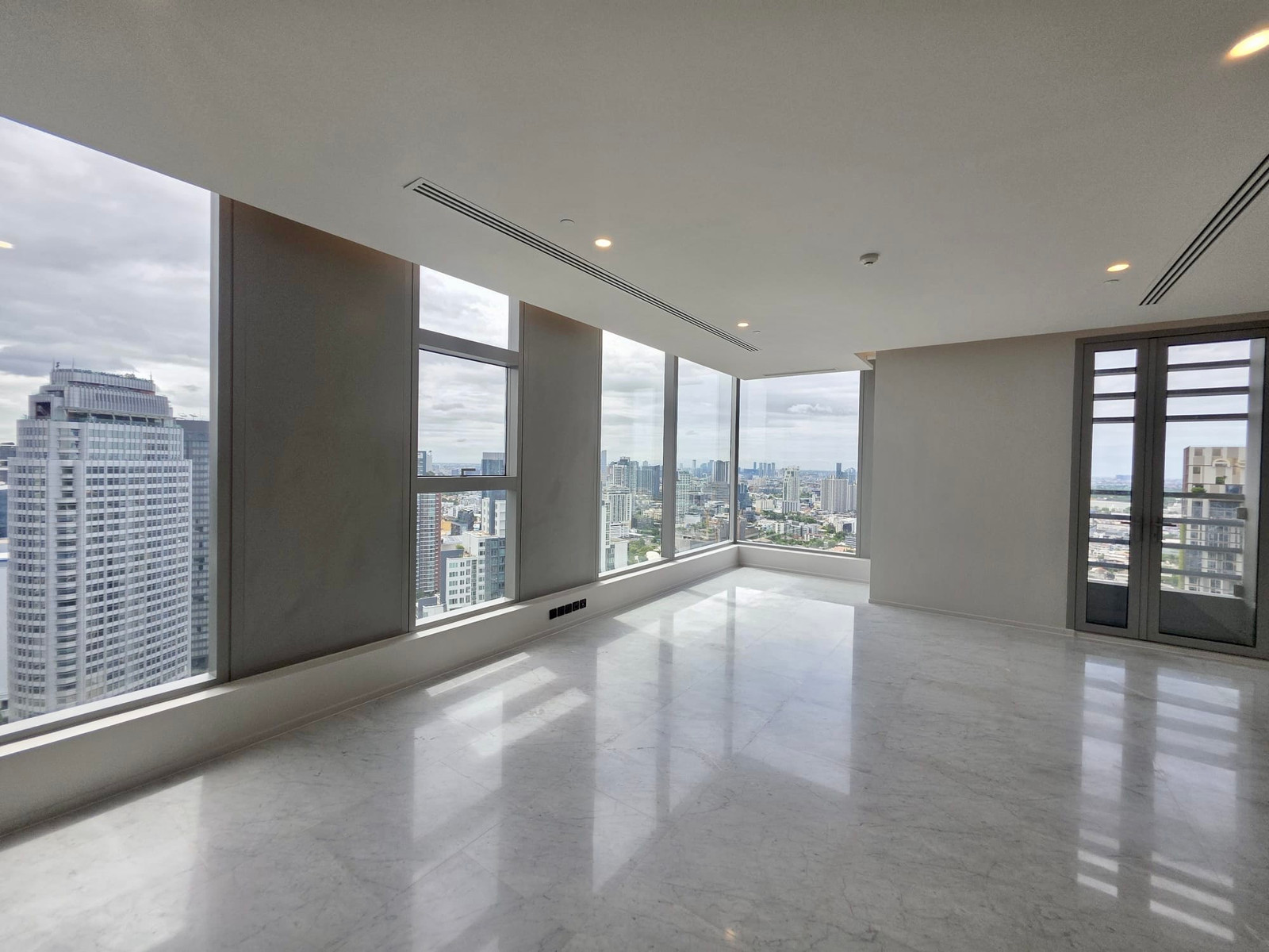 The Residence 38 Penthouse: 5bed 5bath + Maid 464sqm. 244,310,000 Am: 0656199198