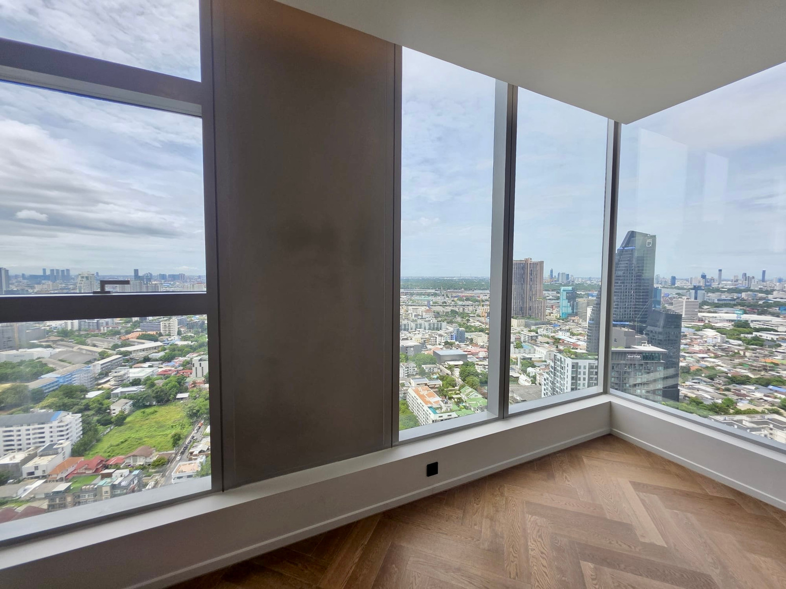 The Residence 38 Penthouse: 5bed 5bath + Maid 464sqm. 244,310,000 Am: 0656199198