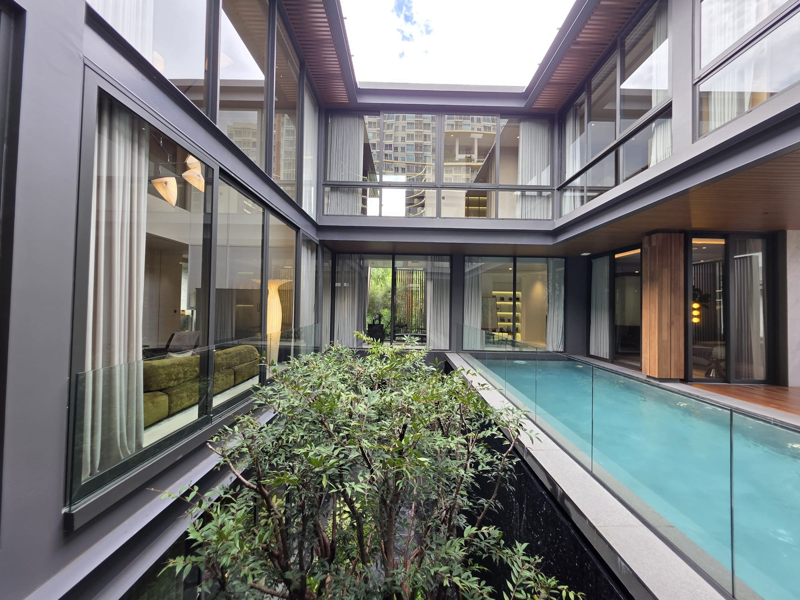 Sonle Residences Fully Furnished: 129.3sqwah  1,395sqm. 5bed 8bath 350,000,000 Am: 0656199198