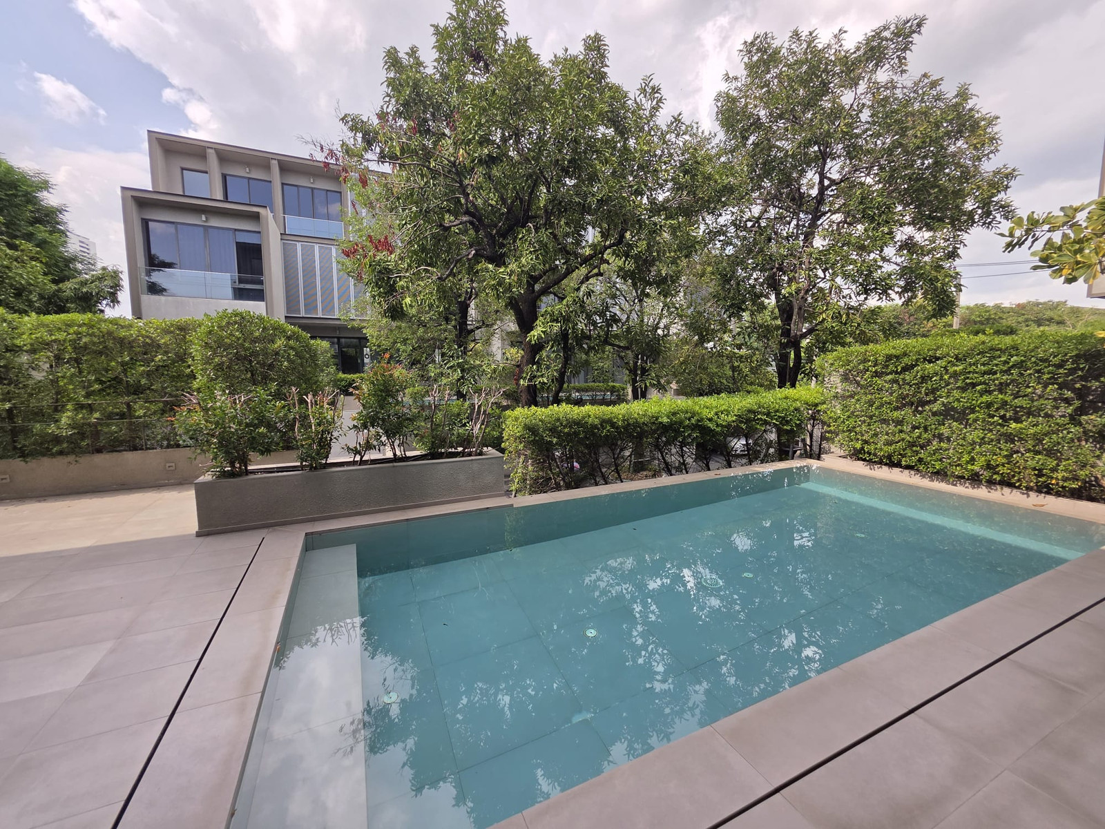 House Ekkamai sukhumvit 63:  4 Storey 556sqm. 4bed 5bath + Maid room 250,000/mth.  Am: 0656199198