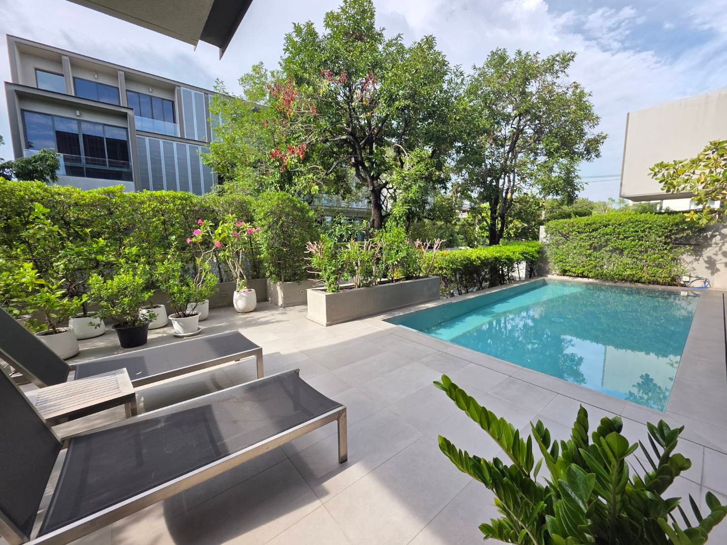 House Ekkamai sukhumvit 63:  4 Storey 556sqm. 4bed 5bath + Maid room 250,000/mth.  Am: 0656199198