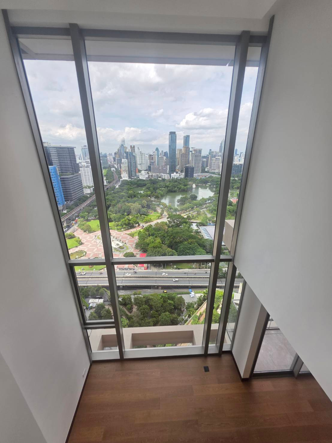 Dusit Parkside: Duplex 1bed 1.5bath 73.94sqm. Full Lumpini view 29,900,000 Am: 0656199198