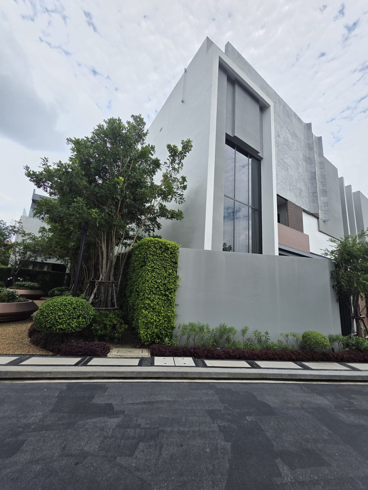 Bugaan Krungthep Kreetha size M: 90 sqwah 540 sqm. 4bed 5bath 350,000/mth. Am: 0656199198