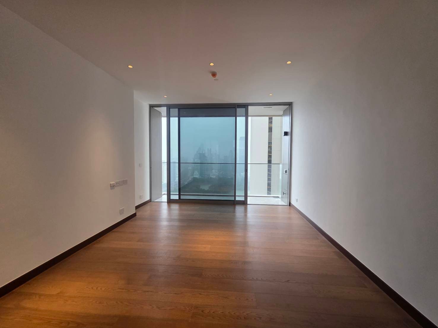 Dusit Parkside corner unit: 1bed 1bath 77.63sqm. 31,500,000 Am: 0656199198