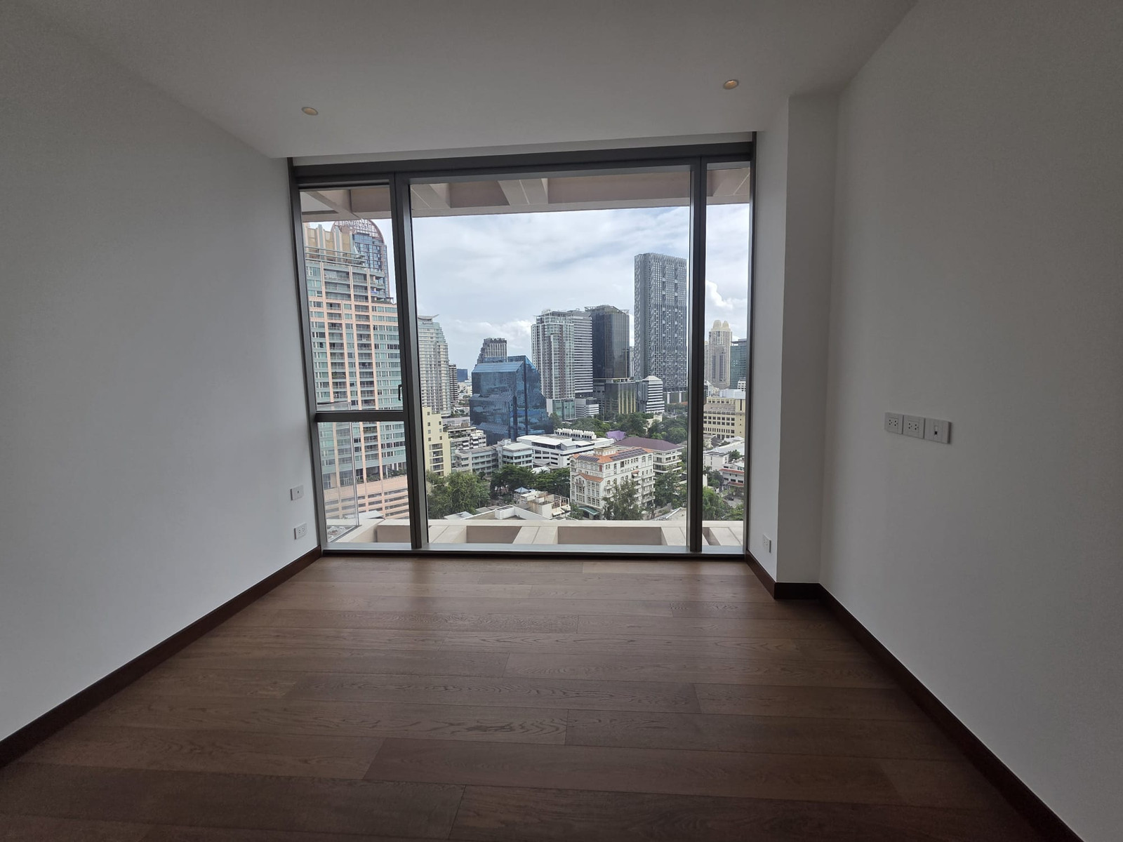 Dusit Parkside City View: 1bed 1bath  55.75sqm. 18,800,000 Am: 0656199198