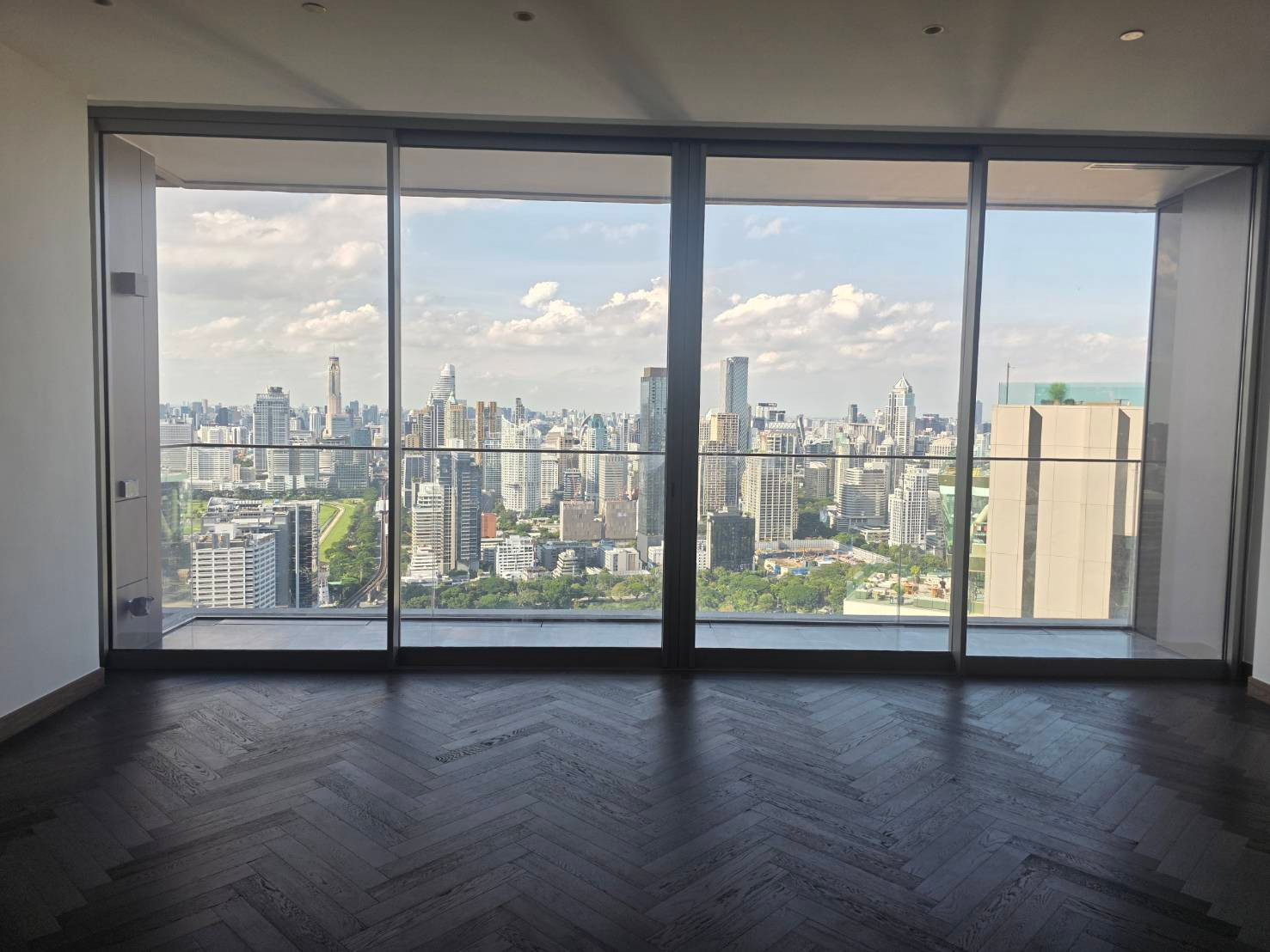 Dusit Residences: 3bed 3.5bath 228sqm 95,000,000 Panoramic lumpini view Am: 0656199198